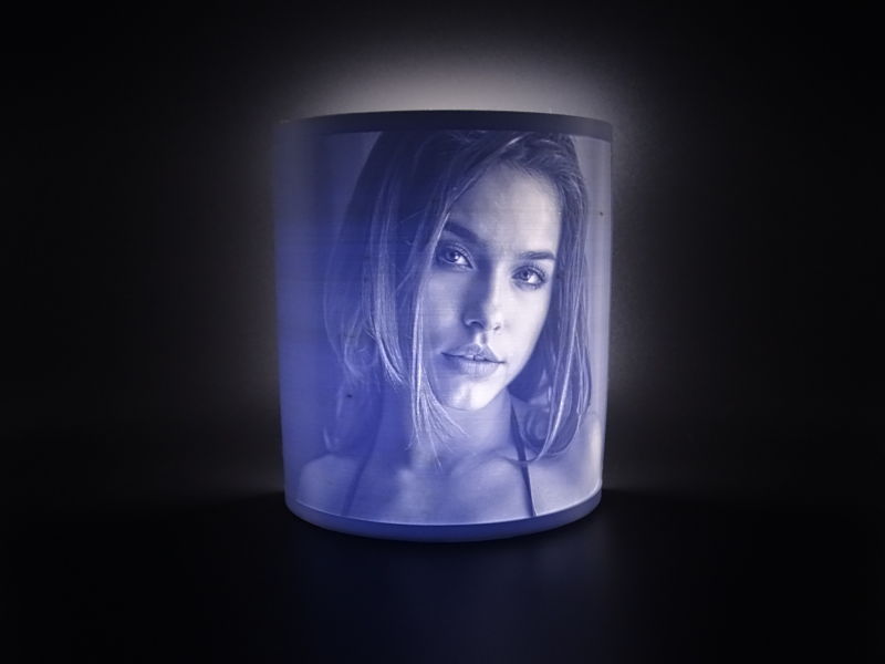 Bild einer Frau auf einem Lithophane aus dem 3d drucker